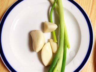 5、木耳炒山药,准备好小葱和蒜。