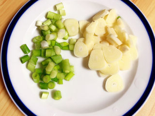 6、木耳炒山药,配菜切好待用。