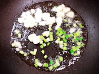 7、木耳炒山药,锅中倒入油，加热至五成热，煸香葱蒜。