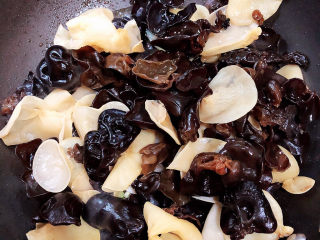 8、木耳炒山药,将木耳倒入锅中，翻炒均匀。