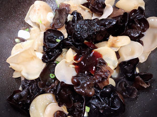 9、木耳炒山药,放入耗油翻炒均匀。