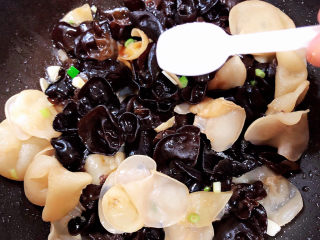 10、木耳炒山药,加入一少盐，翻炒均匀。