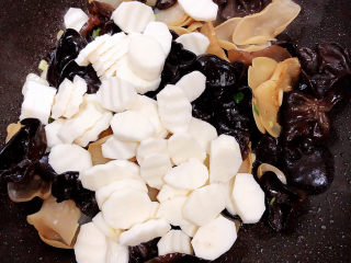 11、木耳炒山药,加入山药，放入30ml水，炒熟山药。