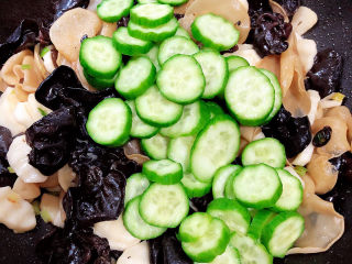 12、木耳炒山药,最后加入水果黄瓜，翻炒均匀。