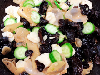 13、木耳炒山药,入味后，即可出锅了。