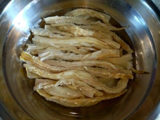 1、海米腐竹炒黄瓜,腐竹提前泡发