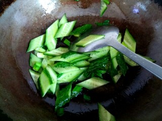 8、海米腐竹炒黄瓜,放入黄瓜片翻炒