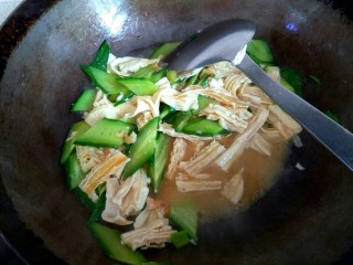 11、海米腐竹炒黄瓜,倒入小碗中的调料