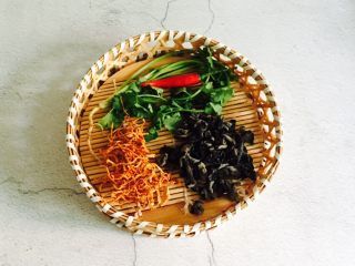 1、虫草花拌木耳,准备好食材