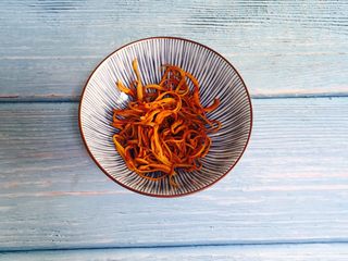 3、虫草花拌木耳,虫草花清洗一下