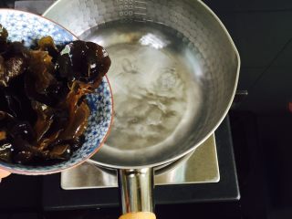 4、虫草花拌木耳,锅中加入水大火煮开倒入黑木耳