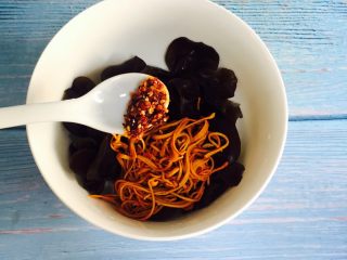 11、虫草花拌木耳,加入少许的辣椒油