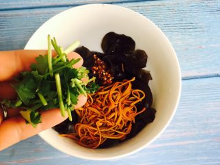 12、虫草花拌木耳,放入香菜