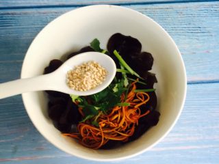 13、虫草花拌木耳,放入1小勺熟白芝麻