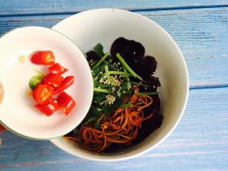 14、虫草花拌木耳,放入小米椒