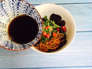 15、虫草花拌木耳,倒入碗汁搅拌均匀