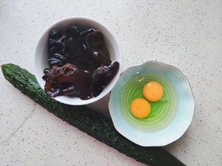 1、黄瓜木耳炒鸡蛋~素三鲜,首先我们准备好所有食材