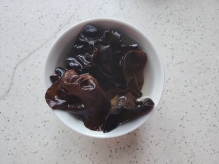 2、黄瓜木耳炒鸡蛋~素三鲜,木耳提前温水泡发