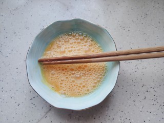 3、黄瓜木耳炒鸡蛋~素三鲜,鸡蛋打散,加少许料酒,一丢丢细盐,搅拌均匀,备用