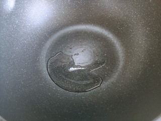 7、黄瓜木耳炒鸡蛋~素三鲜,锅内入少许食用油