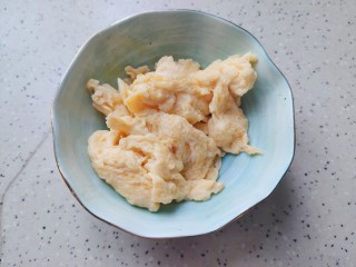 9、黄瓜木耳炒鸡蛋~素三鲜,翻炒至鸡蛋液凝固结块,盛出备用