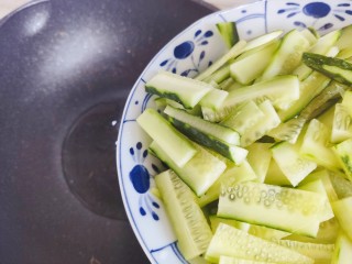 10、黄瓜木耳炒鸡蛋~素三鲜,锅内添适量食用油,油热之后下黄瓜片