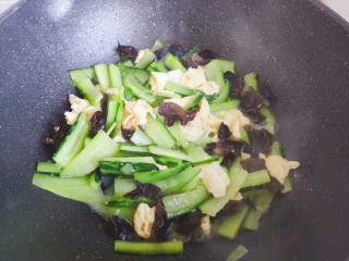 16、黄瓜木耳炒鸡蛋~素三鲜,翻炒均匀