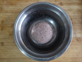 3、黑全麦象形粗陶茶具豆沙包,揉成光滑面团后盖保鲜膜醒发。