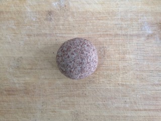 9、黑全麦象形粗陶茶具豆沙包,将收口朝下，微微按扁成壶身。