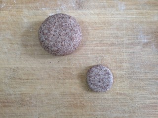 10、黑全麦象形粗陶茶具豆沙包,用剩下的面团做其他配饰。