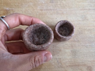 12、黑全麦象形粗陶茶具豆沙包,再用剩余的面捏两个茶杯。