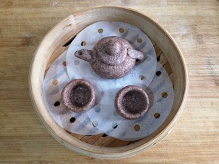 13、黑全麦象形粗陶茶具豆沙包,上笼隔水蒸15分钟即可。
