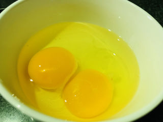 4、杏鲍菇炒鸡蛋,鸡蛋打入碗内；