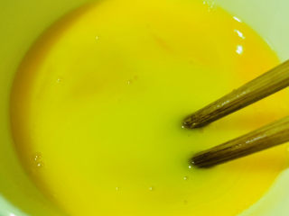 5、杏鲍菇炒鸡蛋,打散；