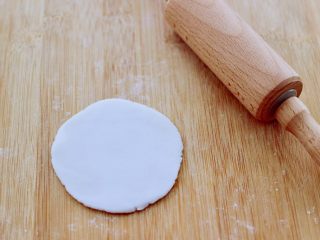 9、番茄虾仁鸡蛋水晶蒸饺,用擀面杖擀成圆形薄面皮。