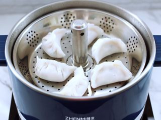 14、番茄虾仁鸡蛋水晶蒸饺,把包好的蒸饺放到锅中。