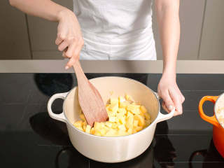 2、辣根土豆汤,将烤箱预热至200℃。中火加热大汤锅。放入黄油，然后放入洋葱，炒至洋葱透明并散发香味，约1分钟。加入土豆后翻炒2分钟，然后倒入蔬菜肉汤。关小火，让汤微沸25分钟。
