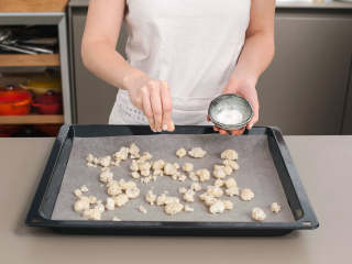 3、辣根土豆汤,与此同时，在烤盘中铺上烘焙纸。将花椰菜均匀铺上，淋上橄榄油，撒盐与胡椒调味。以200℃烘烤12分钟。置于一旁。