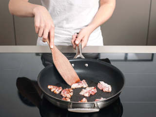 4、辣根土豆汤,中火翻炒培根至焦脆。放到铺好厨房纸的盘中吸干油分。