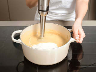 6、辣根土豆汤,将辣根混合物放入土豆中，然后将锅从炉上取下。将手持搅拌机将其打泥，直至质地柔滑。