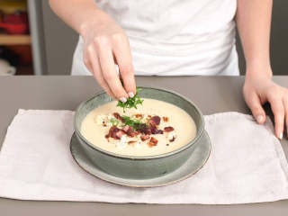 7、辣根土豆汤,将汤倒入上菜碗中，饰以烤花椰菜、培根、欧芹。加盐与胡椒调味。尽情享用吧！