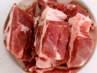 1、红烧土豆排骨,把精排清洗干净