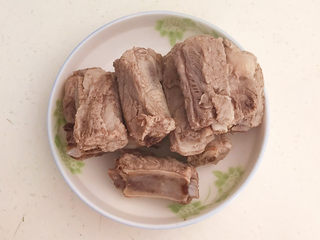 3、红烧土豆排骨,把焯好的排骨捞出来备用
