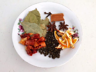 4、红烧土豆排骨,准备干调：香叶，桂皮，八角，桂皮，干红辣椒段