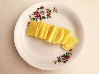 5、红烧土豆排骨,鲜姜削皮后切成薄片