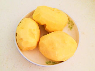 7、红烧土豆排骨,土豆削皮后清洗干净