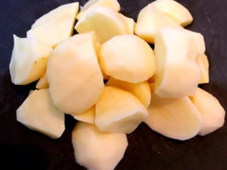 8、红烧土豆排骨,把土豆切成大块