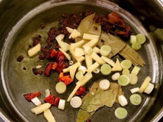 9、红烧土豆排骨,炒锅烧热后加入花生油，油烧热后加入干调和葱姜，炒出香味