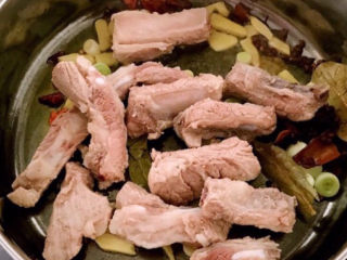 10、红烧土豆排骨,加入排骨，翻炒均匀