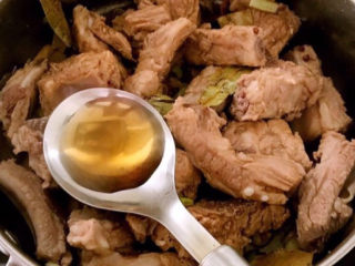 11、红烧土豆排骨,加入料酒